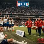Tiền vệ Jordan Henderson đau đớn vì chấn thương gãy cổ tay bên cạnh bảng quảng cáo sau trận thắng của tuyển Anh trước Mexico tại vòng 1/8 World Cup 2026.